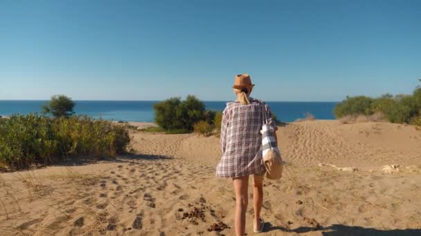 Vacker Ung Kvinna Hatt Och Strand Skjorta Promenader Stora Sandstrand — Stockvideo