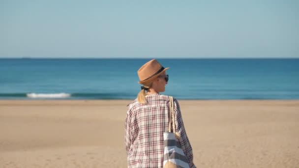 Bella Giovane Donna Cappello Camicia Spiaggia Che Cammina Una Vasta — Video Stock