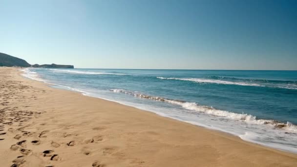 Вид Золотой Песчаный Пляж Чистой Морской Водой Величественные Горы Заднем — стоковое видео