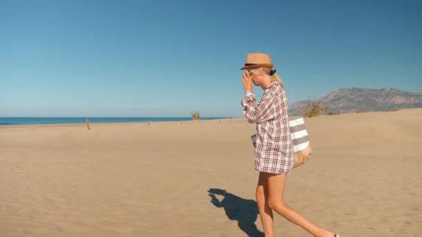Wanita Muda Yang Cantik Dengan Topi Dan Kemeja Pantai Berjalan — Stok Video