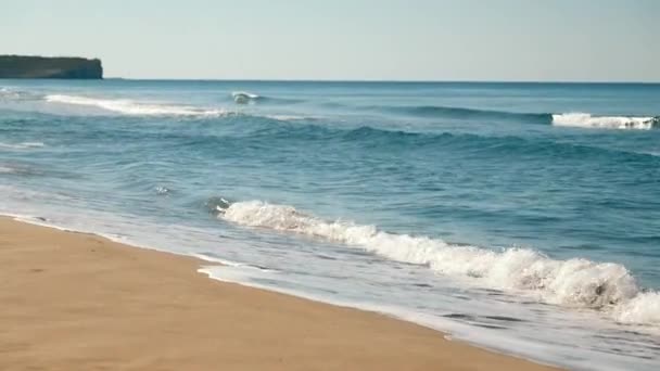 Vista Playa Arena Dorada Con Agua Mar Clara Majestuosas Montañas — Vídeo de stock
