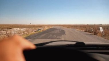 Kirli kırsal yolda arabanın ön camına bakan ilk kişi. Şoförün elleri direksiyonu tutuyor. Doğanın yollarında, düzlüklerinde ve Türkiye 'nin güzel manzaralarında.