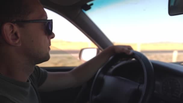 Hombre Conduciendo Coche Vista Lateral Dentro Cabina Primer Plano Las — Vídeos de Stock