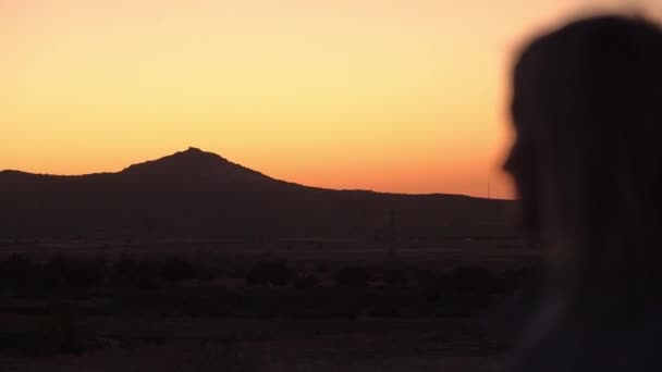 Widok Tyłu Sylwetki Kobiety Patrzy Piękny Zachód Słońca Lub Wschód — Wideo stockowe