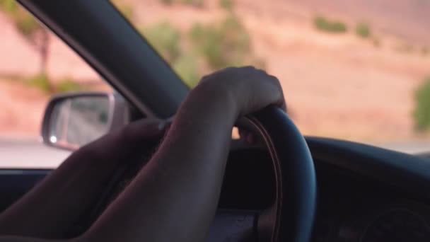 Homem Dirigindo Vista Lateral Carro Dentro Cabine Close Das Mãos — Vídeo de Stock