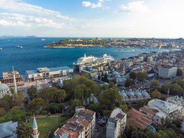 Güneşli bir günde İstanbul, Türkiye 'de şehrin, Golden Horn Körfezi' nin çarpıcı insansız hava aracı manzarası. İnanılmaz bir şehir manzarası. İstanbul dünyada popüler bir turizm beldesi.