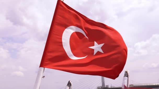 Turkiska Flaggan Närbild Blå Himmel Med Moln Och Staden Istanbul — Stockvideo