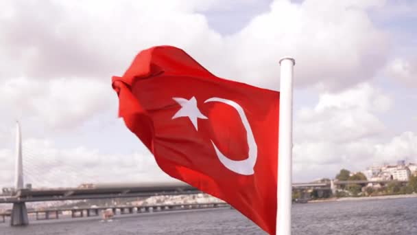 Bandera Turca Primer Plano Cielo Azul Con Nubes Ciudad Estambul — Vídeos de Stock