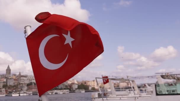 Turkiska Flaggan Närbild Blå Himmel Med Moln Och Staden Istanbul — Stockvideo