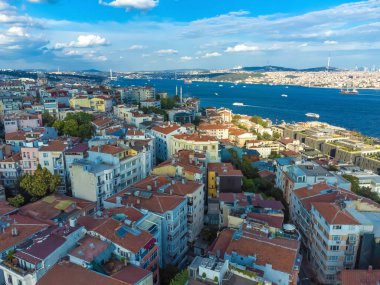 Güneşli bir günde İstanbul, Türkiye 'de şehrin, Golden Horn Körfezi' nin çarpıcı insansız hava aracı manzarası. İnanılmaz bir şehir manzarası. İstanbul dünyada popüler bir turizm beldesi.