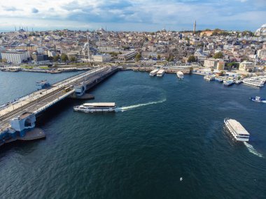 Galata Köprüsü ve Golden Horn Körfezi 'nin yolcu feribotlarıyla güzel insansız hava aracı görüntüsü, İstanbul, Türkiye
