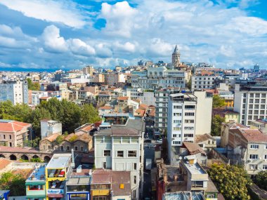 İstanbul 'un tarihi merkezi Galata Kulesi' nin insansız hava aracı görüntüsü. İstanbul, Türkiye 'nin kentsel manzaraları.