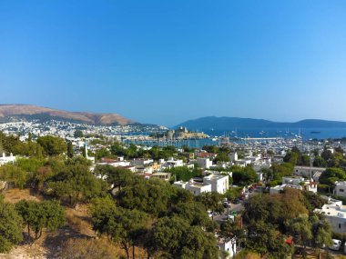 Güneşli bir günde Bodrum şehri, marina ve antik Aziz Peter Kalesi veya Kalesi 'nin güzel manzarası, Türkiye.