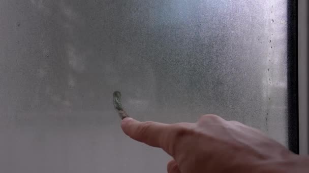 Чоловік Малює Пальцем Туманному Склі Сумний Емоціонний Символ Дощу Холоду — стокове відео