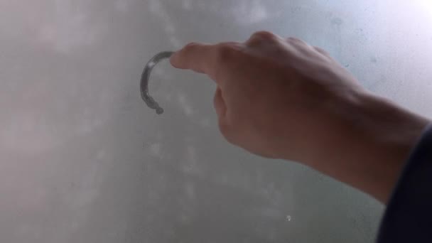 Erkek Bulut Çiziyor Sis Camına Parmağıyla Yağmur Simgesi Çiziyor Pencere — Stok video