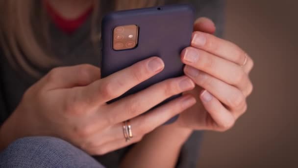 Κοντινό Πλάνο Των Γυναικών Χέρια Μανικιούρ Χρησιμοποιώντας Smartphone Για Ελέγξετε — Αρχείο Βίντεο