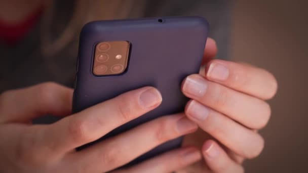 Κοντινό Πλάνο Των Γυναικών Χέρια Μανικιούρ Χρησιμοποιώντας Smartphone Για Ελέγξετε — Αρχείο Βίντεο