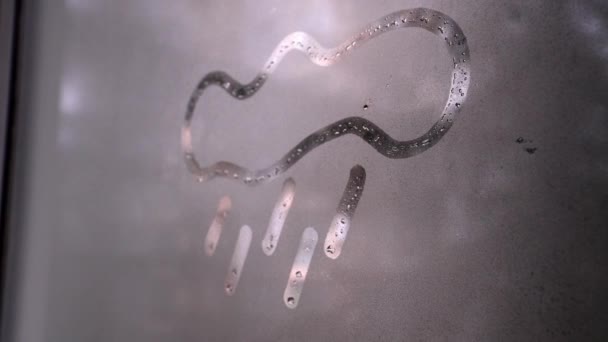 Bulutların Yağmurun Sisli Pencerelerde Yağmur Damlalarıyla Çizilmesi Kötü Hava Konseptini — Stok video