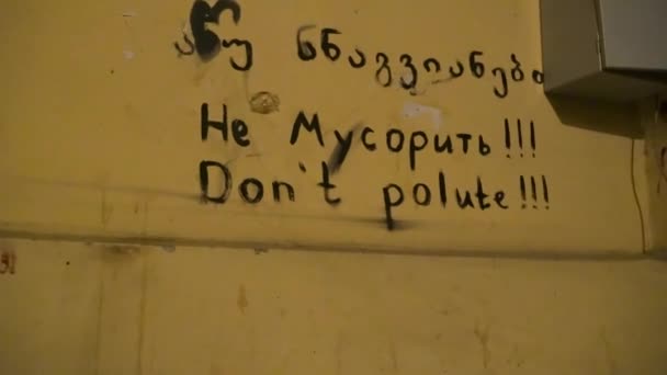 Mehrsprachiges Don Polute Schild Der Wand Mit Text Englisch Russisch — Stockvideo