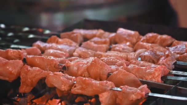 在绞刑架上做烤面包 焦炭烤肉 男厨师烤多汁的牛肉 街头食物的概念 烤肉在烤架上 肉在烤架上 — 图库视频影像