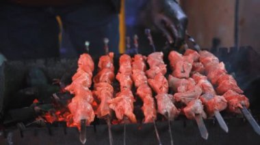 Şişte kebap pişiriyorum. Kömürlü et. Erkek aşçı, sulu biftek, tavuk, domuz. Sokak yemeği kavramı. Izgarada et. Izgarada et..