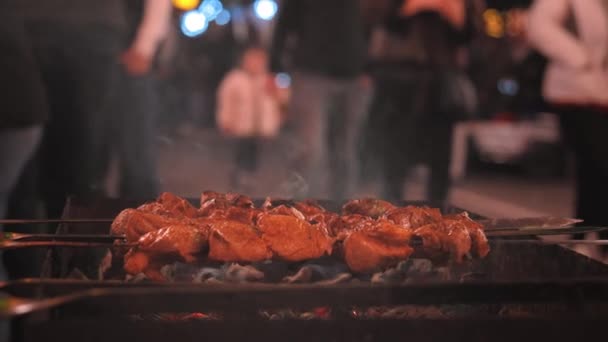 Cucinare Shashlik Sugli Spiedini Carne Alla Brace Chef Sesso Maschile — Video Stock