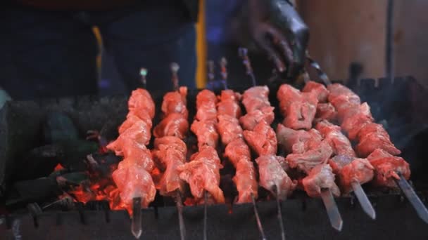 Приготовление Кебаба Шампуре Мясо Углях Мужчина Повар Жарит Сочную Говядину — стоковое видео