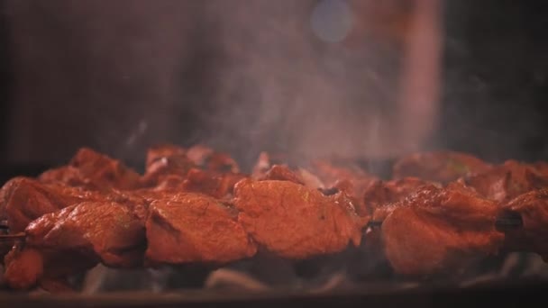 Cucinare Shashlik Sugli Spiedini Carne Alla Brace Chef Sesso Maschile — Video Stock