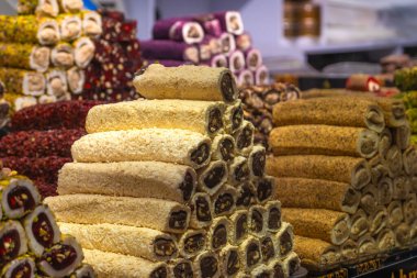 Geleneksel Türk lokumu tezgahın üzerinde. Lezzetli, çeşitli Türk tatlıları