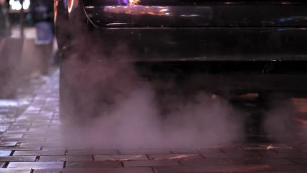 Κοντινό Πλάνο Του Αυτοκινήτου Καπνίζοντας Σωλήνα Εξάτμισης Αυτοκίνητο Βενζινοκινητήρα Θερμαίνοντας — Αρχείο Βίντεο