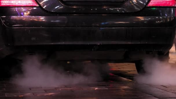 特写汽车排气管 汽车与汽油发动机 在冬季以空闲速度加热发动机 蓝色废气 汽车排气管 排气强烈的地方 — 图库视频影像