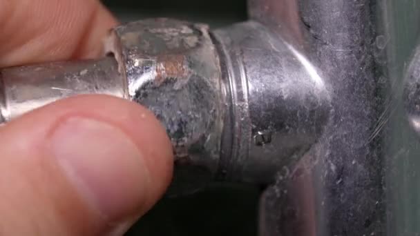 水管工用手打开破水龙头的螺母 水管的连接 管道螺纹连接 维修和安装管道的管道服务 塞科克 — 图库视频影像