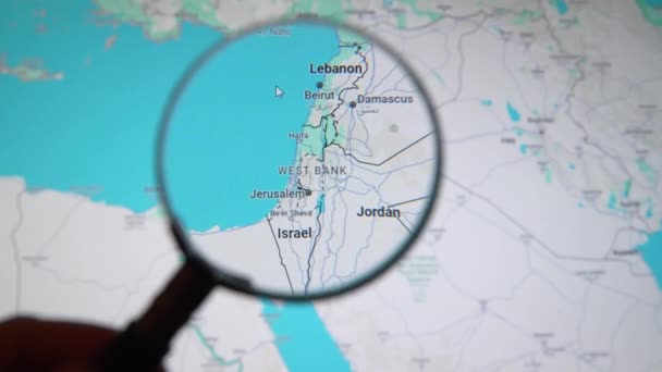 Batumi Georgia 2024年1月11日 以色列 黎巴嫩 叙利亚和埃及通过谷歌地球屏幕上的放大镜 电脑屏幕上的数字地图上的放大镜 — 图库视频影像