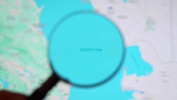 Batumi Georgia 2024年1月11日 里海通过谷歌地球屏幕上的放大镜 计算机屏幕上的数字地图上的放大玻璃 — 图库视频影像