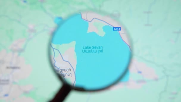Batumi Georgia 2024年1月11日 通过谷歌地球屏幕上的放大镜 计算机屏幕上的数字地图上的放大玻璃 塞万湖 — 图库视频影像