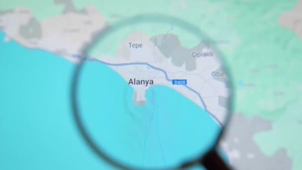 Batumi Georgia 2024年1月11日 Alanya的Turkiye通过谷歌地球屏幕上的放大镜 在电脑屏幕上的数字地图上用放大镜进行了密切合作 — 图库视频影像