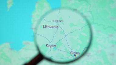BATUMI, GEORGIA - 11 Ocak 2024: Litvanya, Klaipeda, Vilnius Google Earth ekranındaki büyüteçle, bilgisayar ekranındaki dijital haritaya büyüteçle yakın çekim.