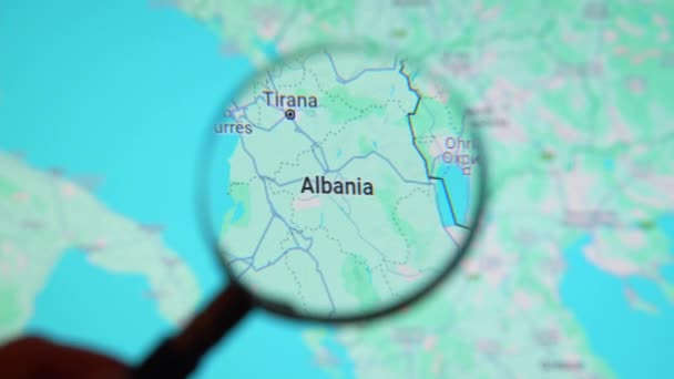Batumi Georgia 2024年1月11日 阿尔巴尼亚通过谷歌地球屏幕上的放大镜 计算机屏幕上的数字地图上的放大玻璃 — 图库视频影像