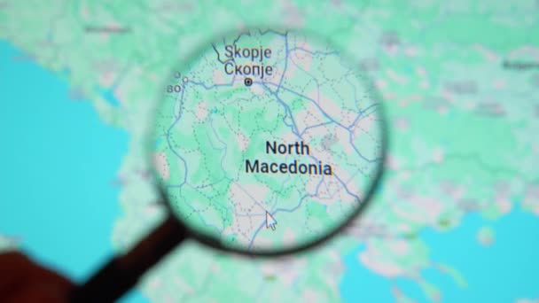Batumi Georgia 2024年1月11日 北马其顿通过谷歌地球屏幕上的放大镜 计算机屏幕上的数字地图上的放大玻璃 — 图库视频影像