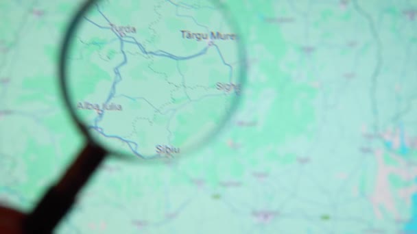 Batumi Georgia 2024年1月11日 罗马尼亚通过谷歌地球屏幕上的放大镜 计算机屏幕上的数字地图上的放大玻璃 — 图库视频影像
