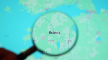 BATUMI, GEORGIA - 11 Ocak 2024: Talin, Estonya Google Earth ekranındaki büyüteç, bilgisayar ekranındaki dijital haritaya büyüteçle yakın çekim.