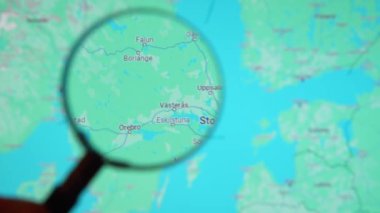 BATUMI, GEORGIA - 11 Ocak 2024: İsveç, Stockholm Google Earth ekranında büyüteç, bilgisayar ekranında büyüteçle dijital haritaya yakın çekim.