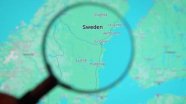 BATUMI, GEORGIA - 11 Ocak 2024: Google Earth ekranındaki büyüteçle İsveç, bilgisayar ekranında büyüteçle dijital haritaya yakın çekim.