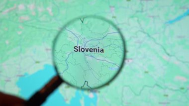 BATUMI, GEORGIA - 11 Ocak 2024: Slovenya Google Earth ekranında büyüteç, bilgisayar ekranında büyüteçle dijital haritaya yakın çekim.