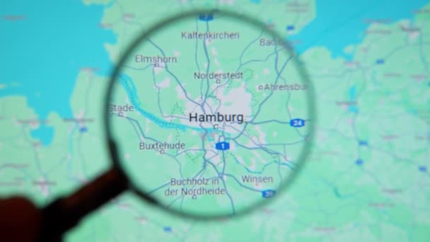 Batumi Georgia 2024年1月11日 德国汉堡 通过谷歌地球屏幕上的放大镜 计算机屏幕上的数字地图上的放大玻璃 — 图库视频影像