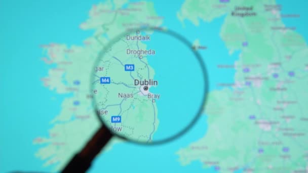 Batumi Georgia Január 2024 Írország Dublin Nagyítóval Google Earth Képernyőn — Stock videók