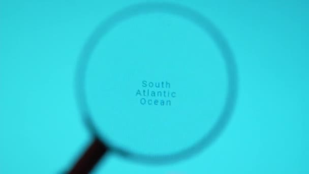 Batumi Georgia 2024年1月11日 南大西洋通过谷歌地球屏幕上的放大镜进行放大 通过放大镜在电脑屏幕上的数字地图上进行密切合作 — 图库视频影像
