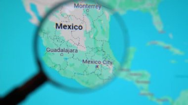 BATUMI, GEORGIA - 11 Ocak 2024: Meksika, Mexico City Google Earth ekranındaki büyüteçle, bilgisayar ekranındaki dijital haritaya büyüteçle yakın çekim.