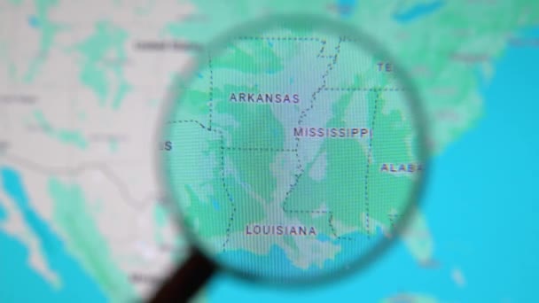 Batumi Georgia 2024年1月11日 美国阿肯色州 通过谷歌地球屏幕上的放大镜 计算机屏幕上的数字地图上的放大玻璃 — 图库视频影像