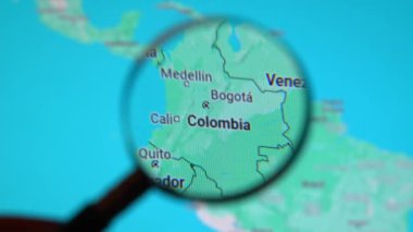 BATUMI, GEORGIA - 11 Ocak 2024: Kolombiya, Panama, Google Earth ekranında büyüteç, bilgisayar ekranında büyüteçle dijital haritaya yakın çekim.